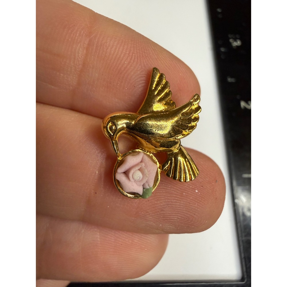 Avon Gold Tone Hummingbird Lapel Pin Pink Porcelain Rose Flower Bird Brooch